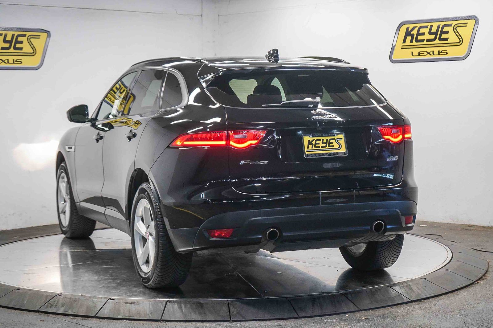 Thumbnail: 2017 Jaguar F-Pace - 2