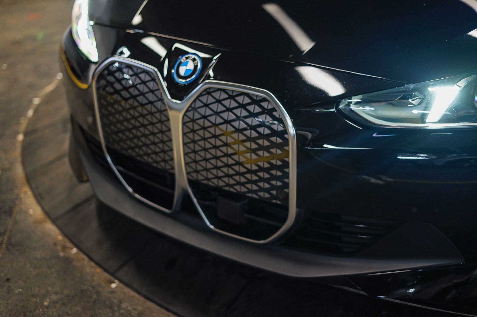 Thumbnail: 2025 BMW i4 - 8