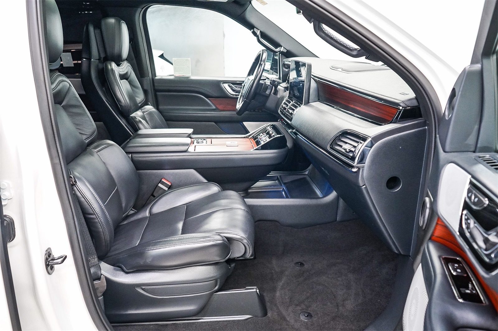 Thumbnail: 2022 Lincoln Navigator L - 17