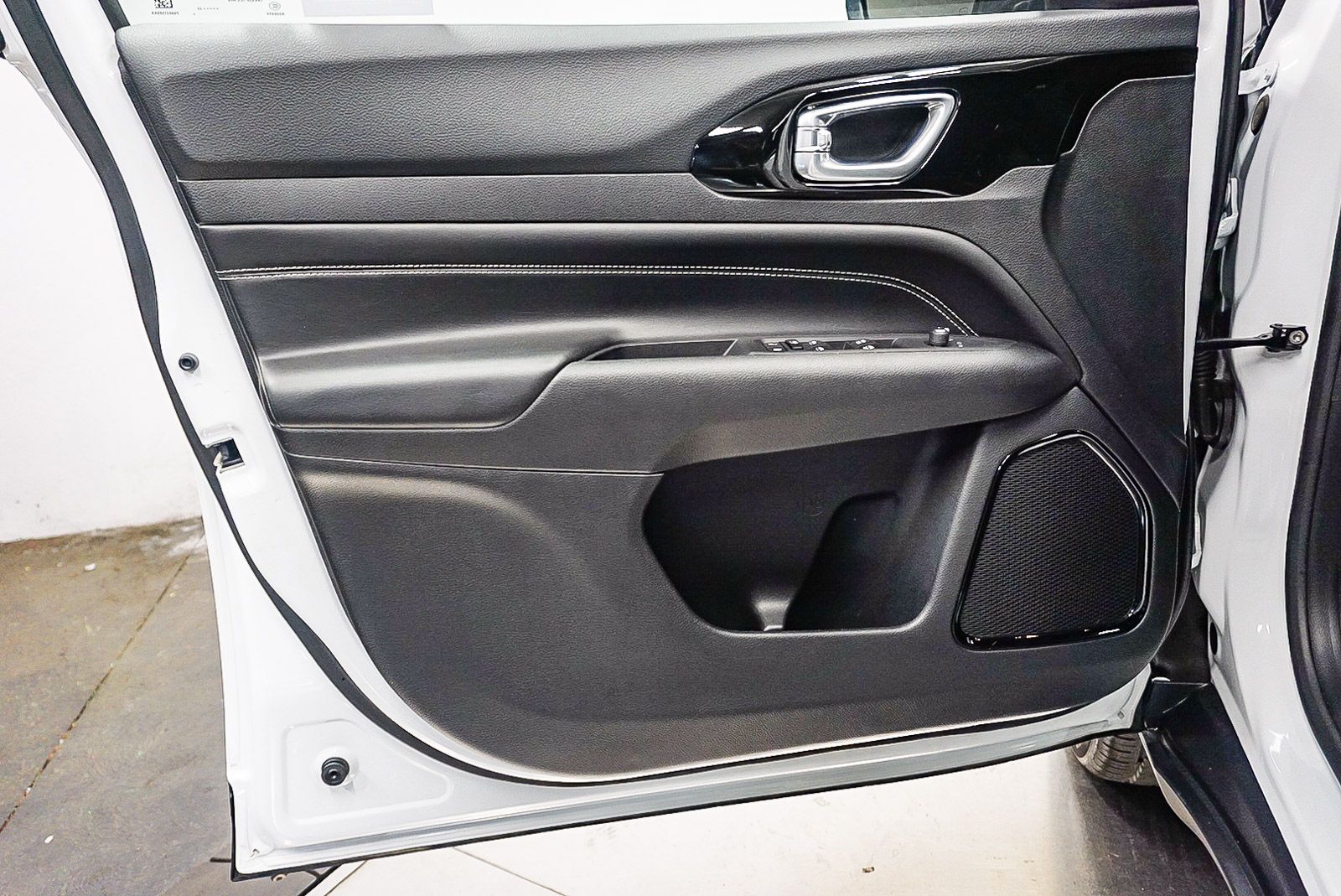 Thumbnail: 2023 Jeep Compass - 20