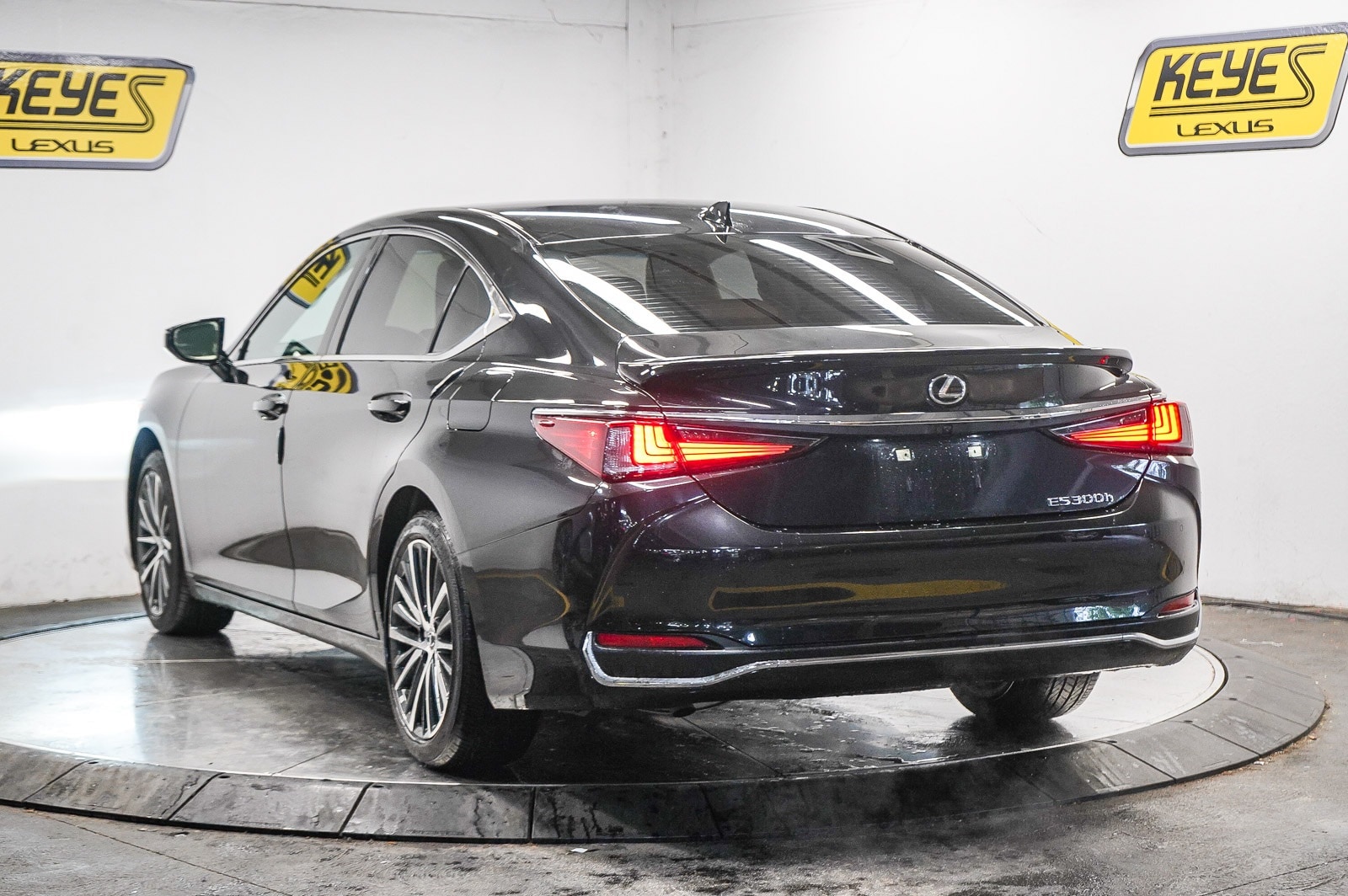 Thumbnail: 2025 Lexus ES - 2