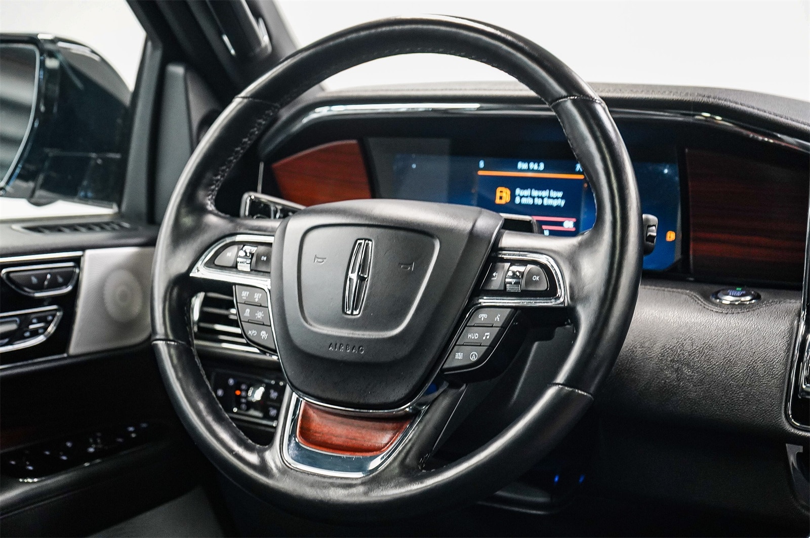 Thumbnail: 2022 Lincoln Navigator L - 15