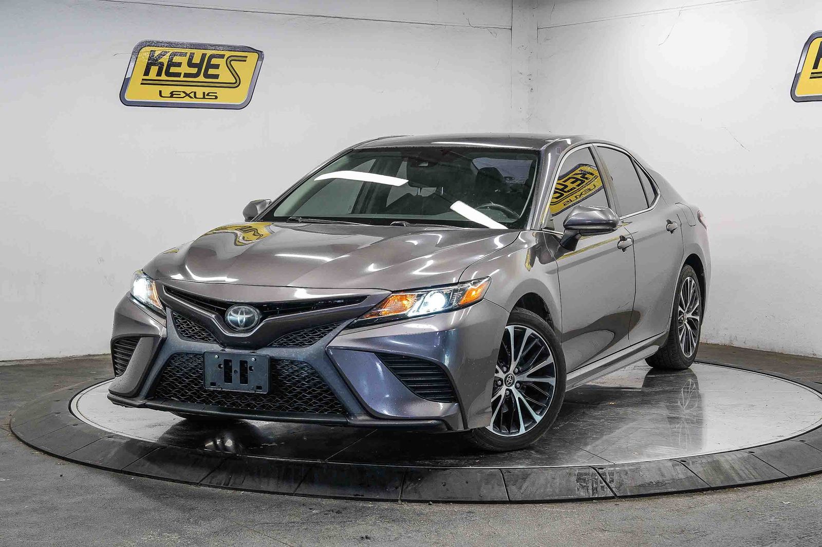 2019 Toyota Camry SE -
                  Van Nuys, CA