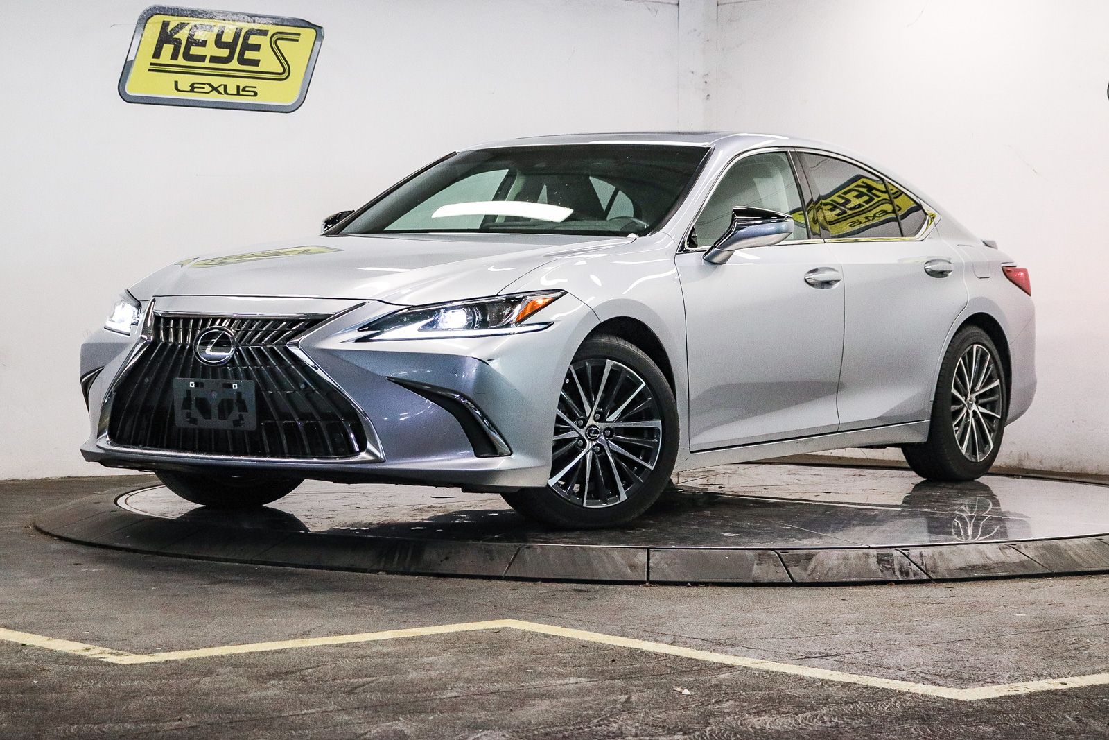 2025 Lexus ES 300h 300h's photo