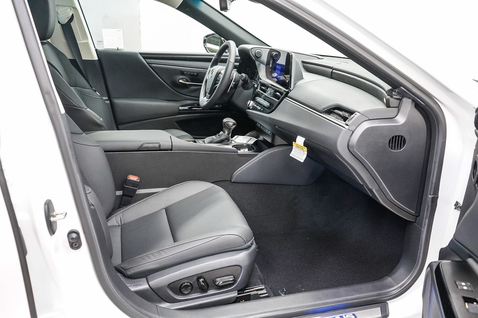 Thumbnail: 2025 Lexus ES - 17