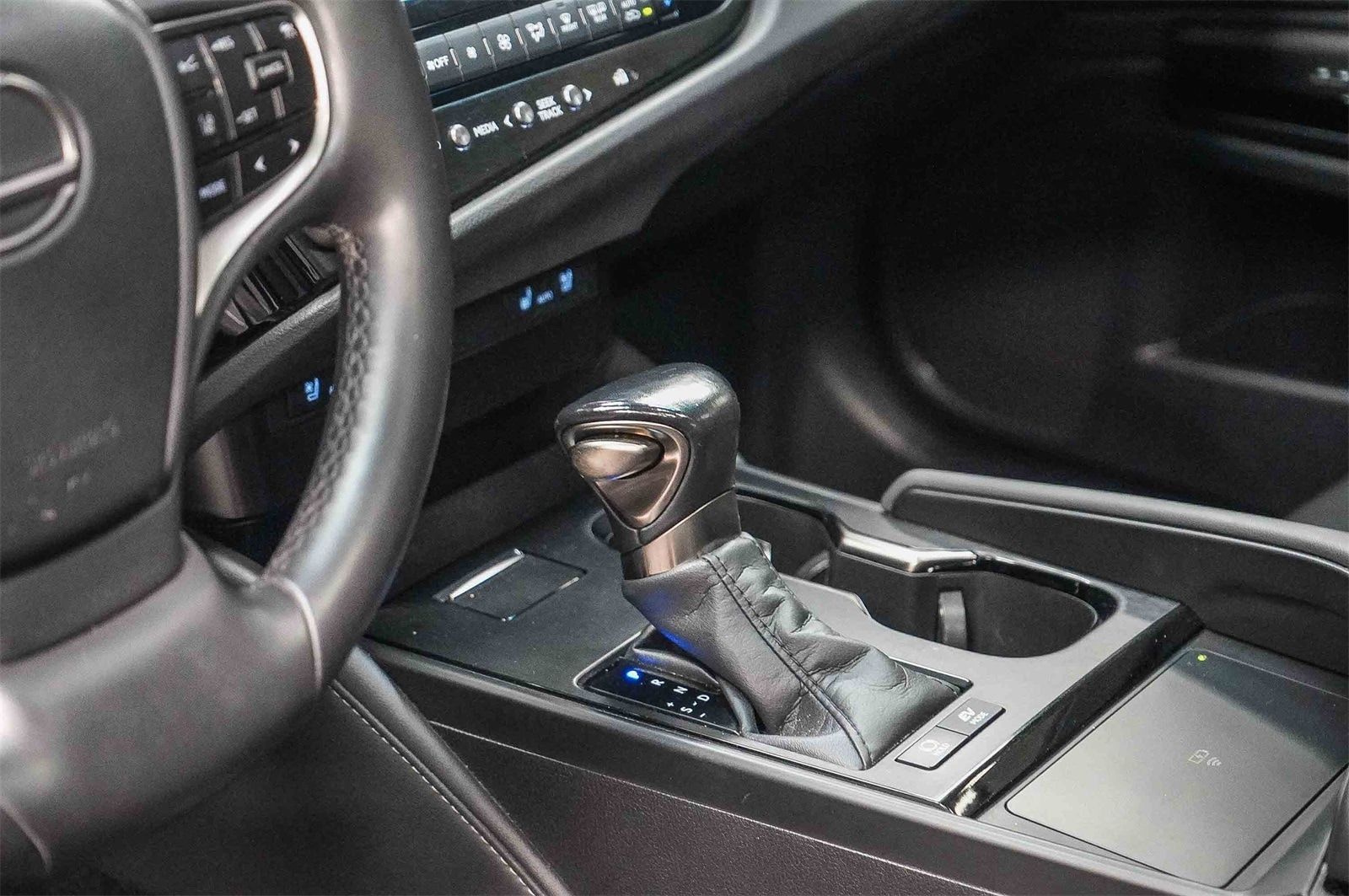 Thumbnail: 2023 Lexus ES - 24