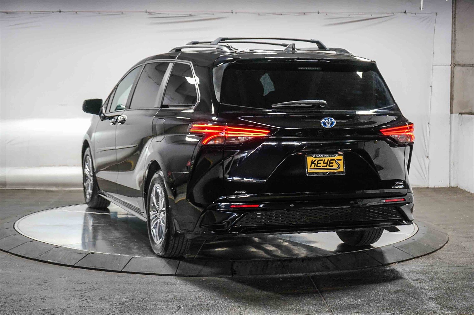 2023 Toyota Sienna XSE photo 2