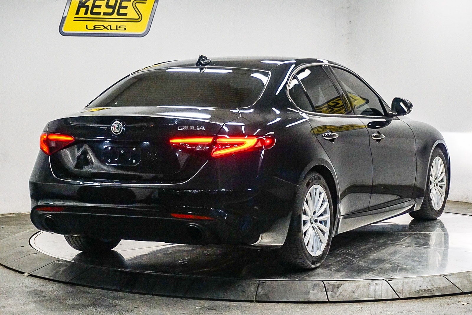 Thumbnail: 2022 Alfa Romeo Giulia - 4