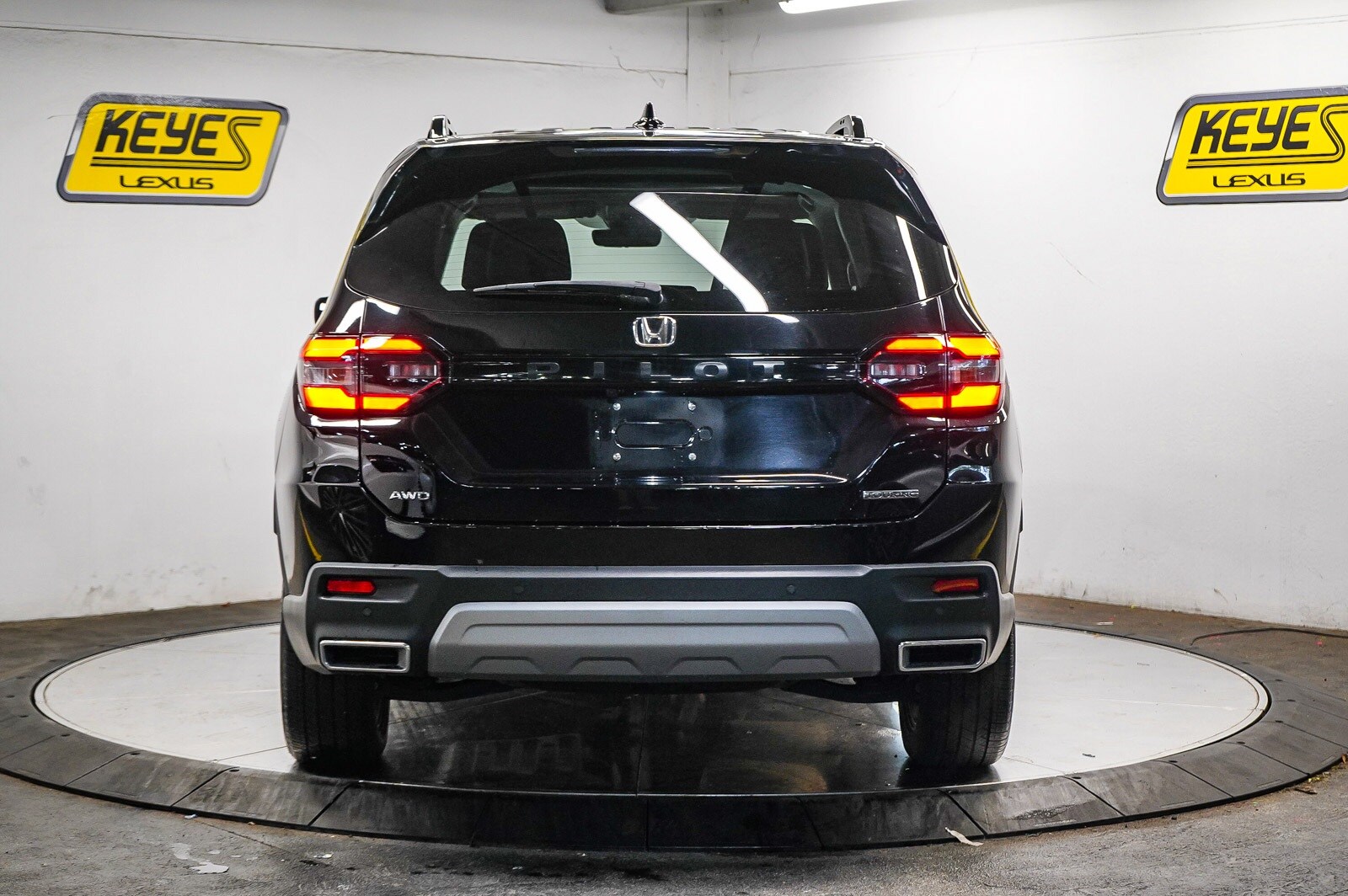 2023 Honda Pilot Touring photo 2