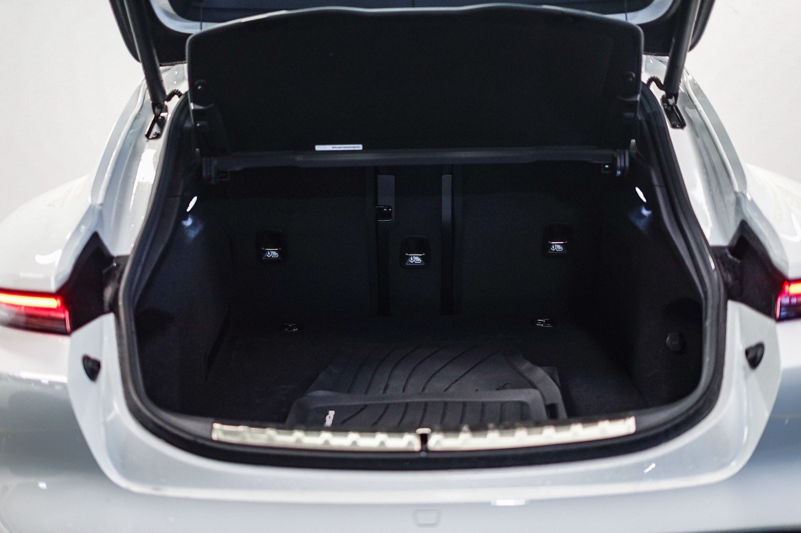 Thumbnail: 2025 Porsche Taycan - 29