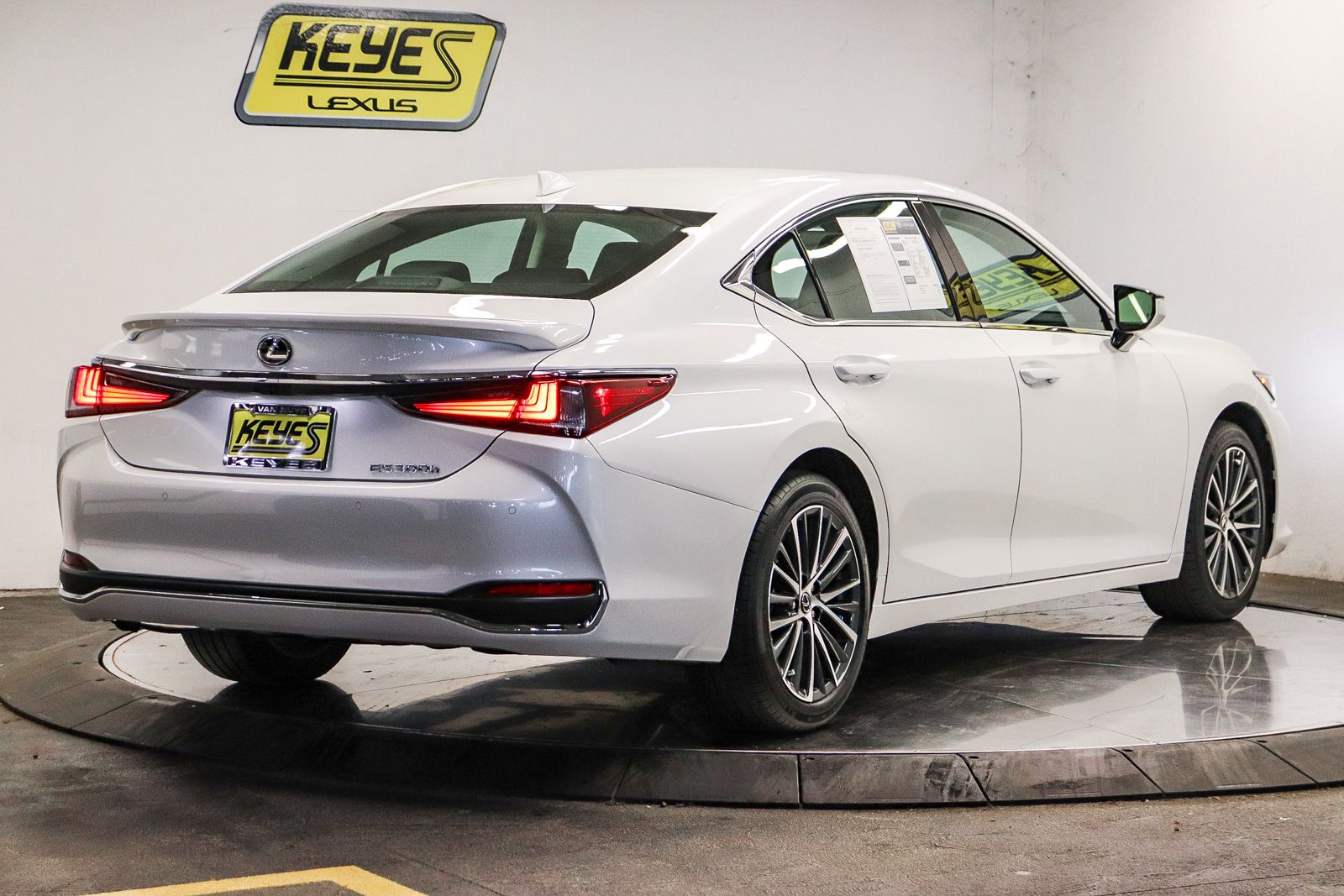 Thumbnail: 2025 Lexus ES - 3