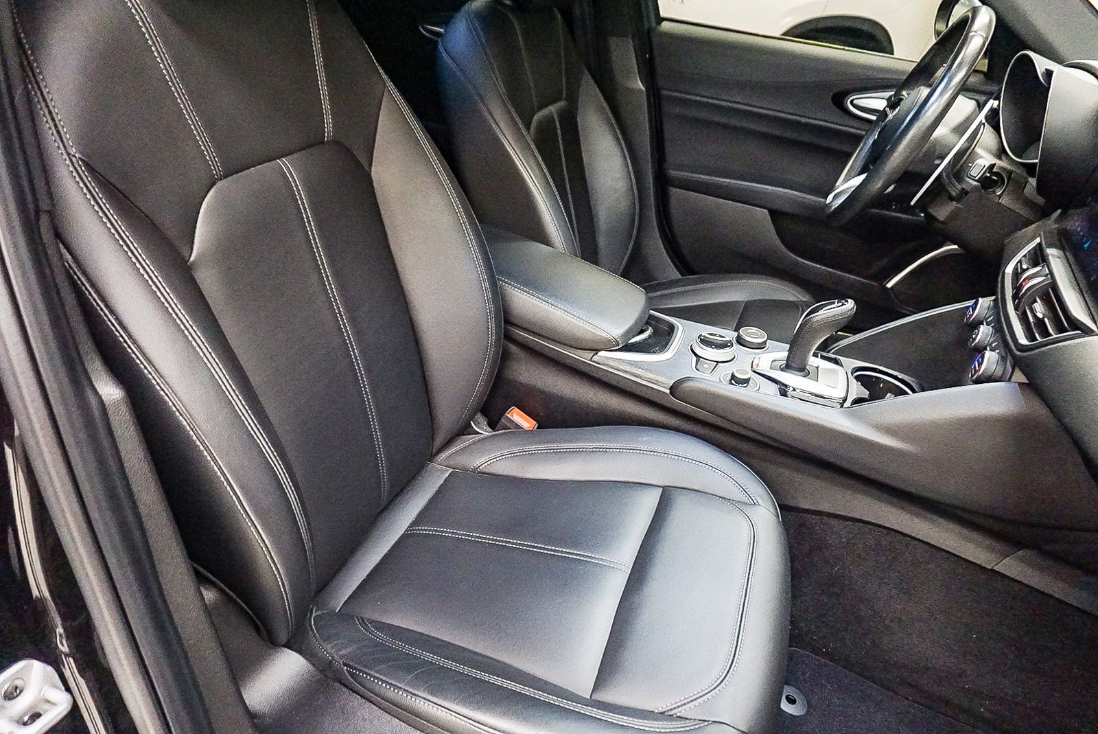 Thumbnail: 2022 Alfa Romeo Giulia - 16