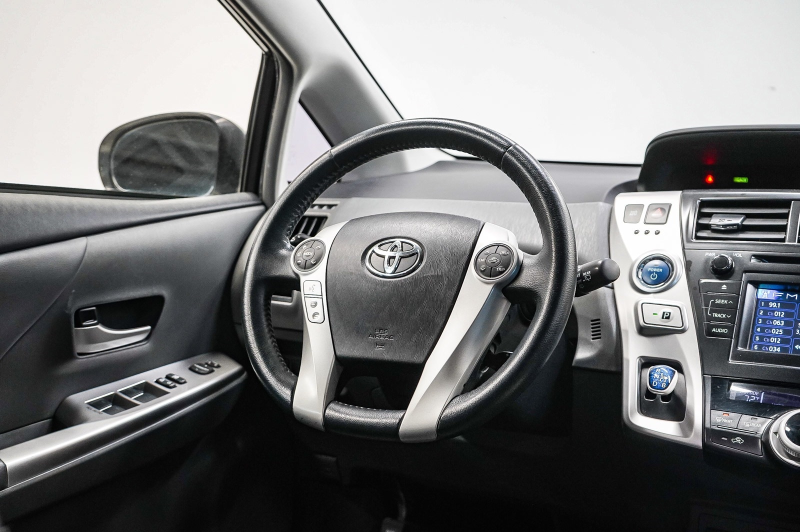 Thumbnail: 2013 Toyota Prius v - 15