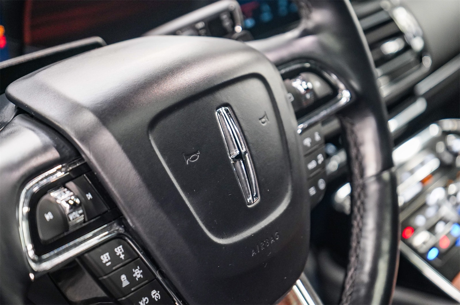 Thumbnail: 2022 Lincoln Navigator L - 22