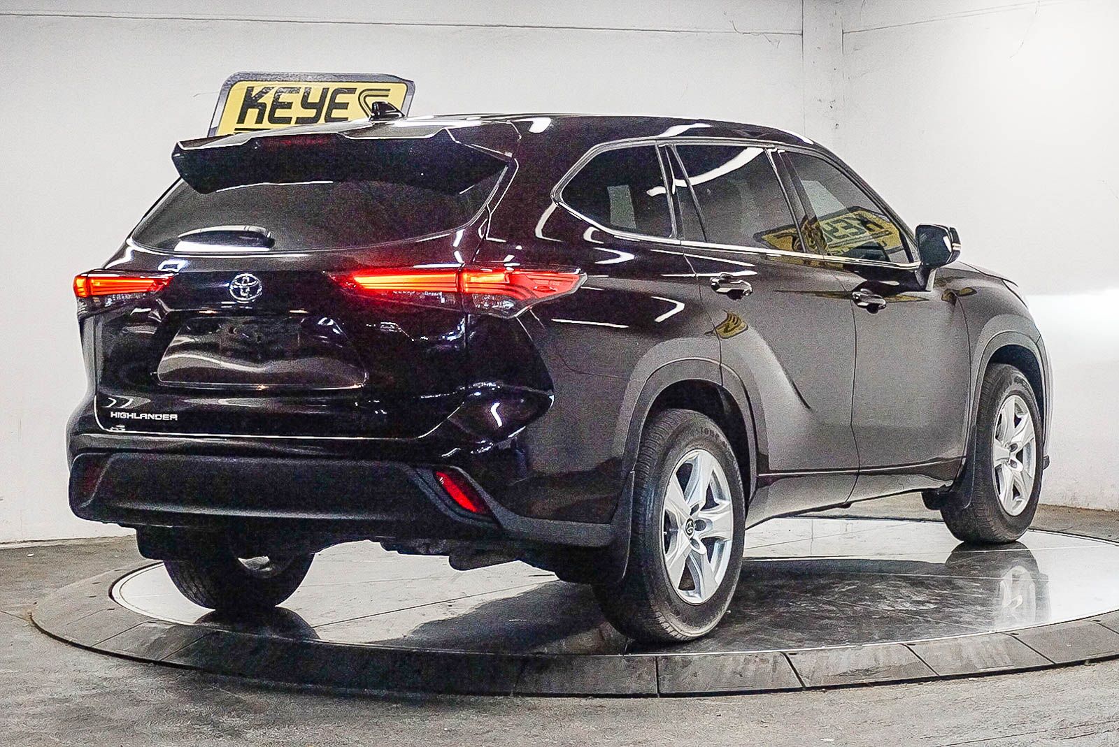 Thumbnail: 2021 Toyota Highlander - 4