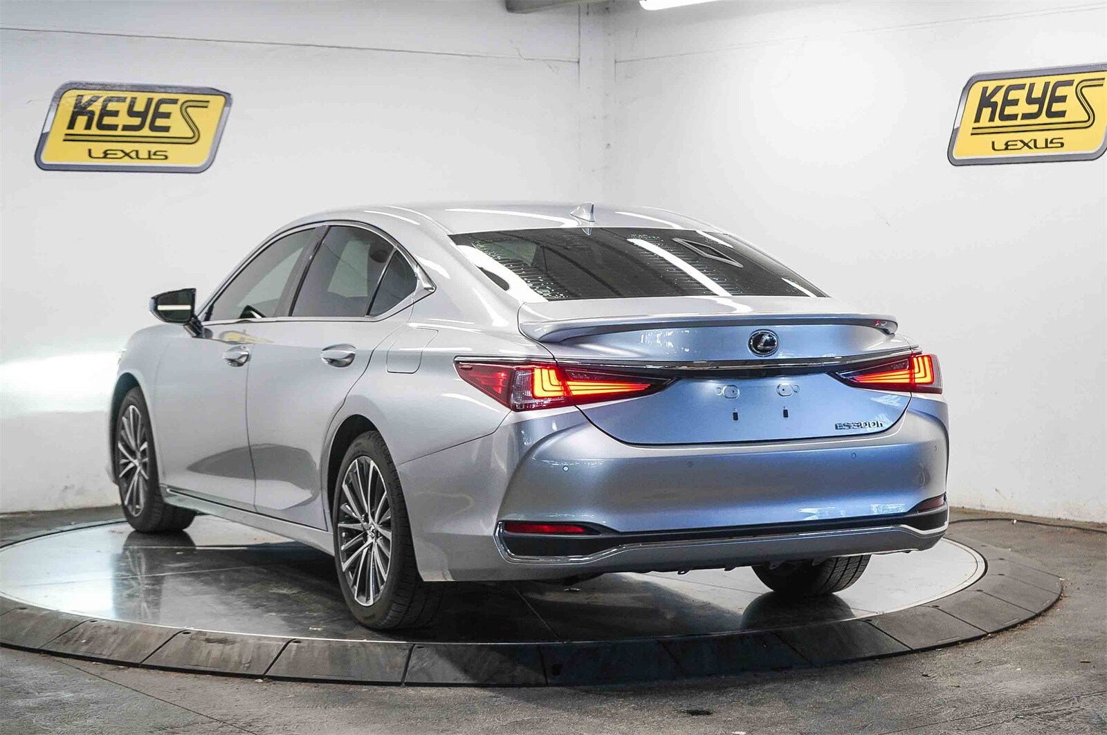 Thumbnail: 2023 Lexus ES - 2