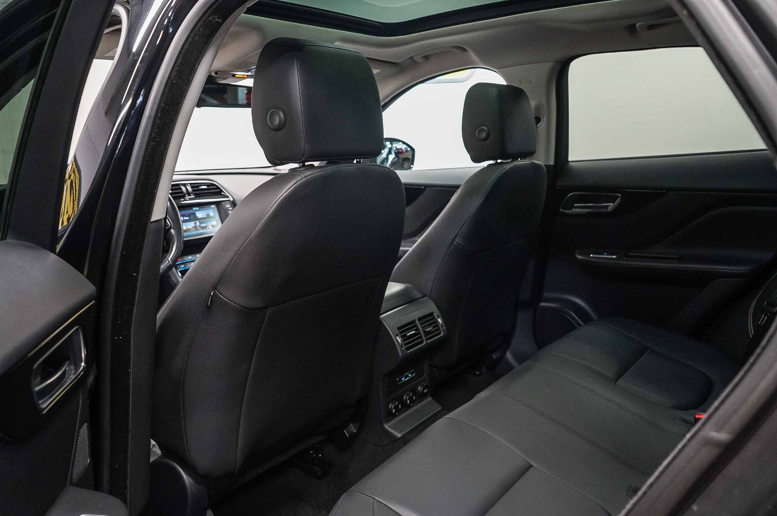 Thumbnail: 2017 Jaguar F-Pace - 19