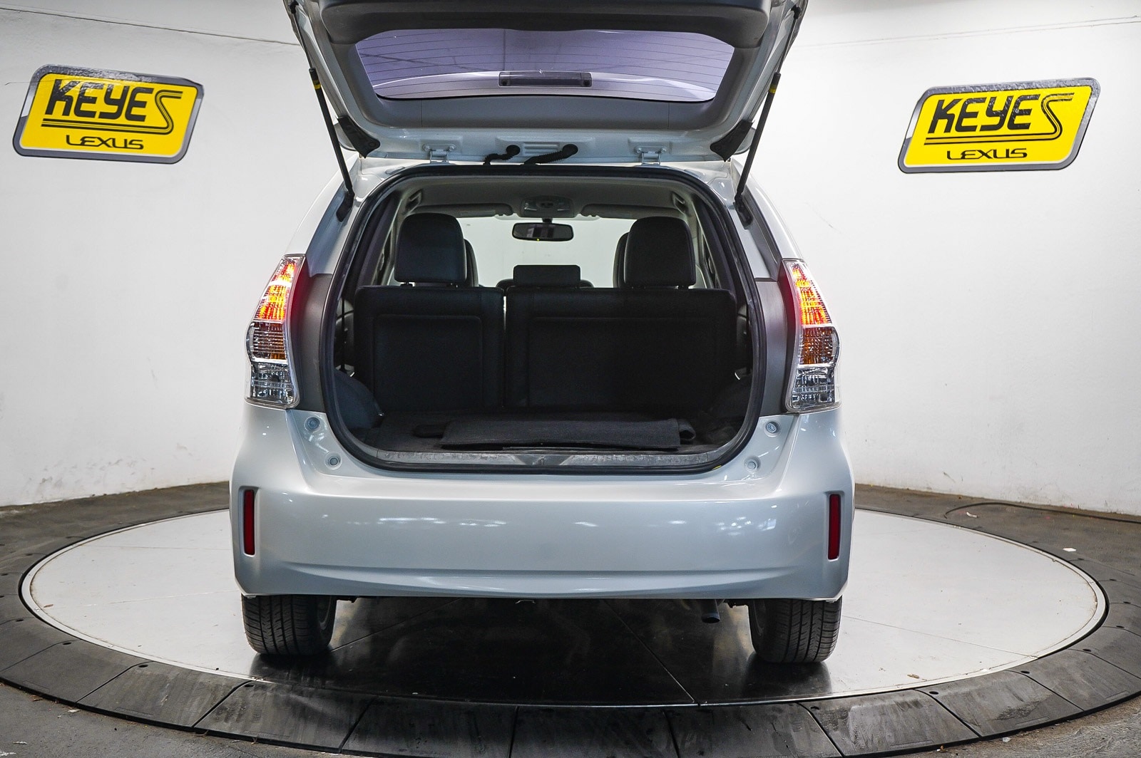 Thumbnail: 2013 Toyota Prius v - 26