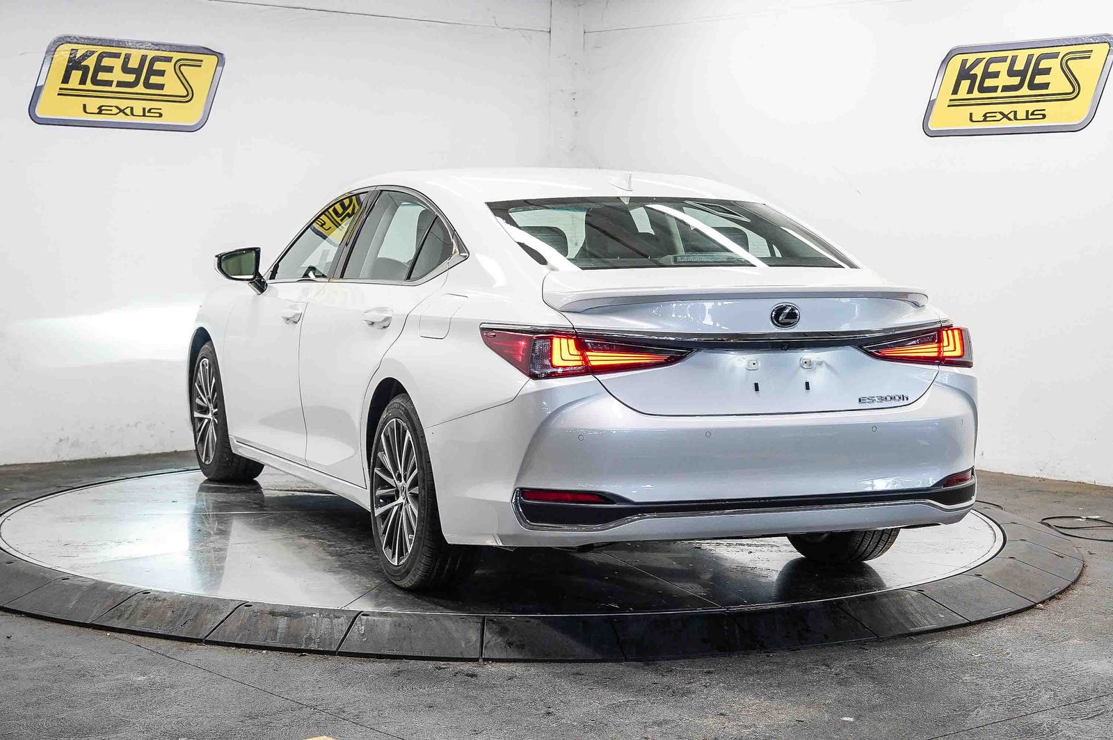 Thumbnail: 2025 Lexus ES - 2