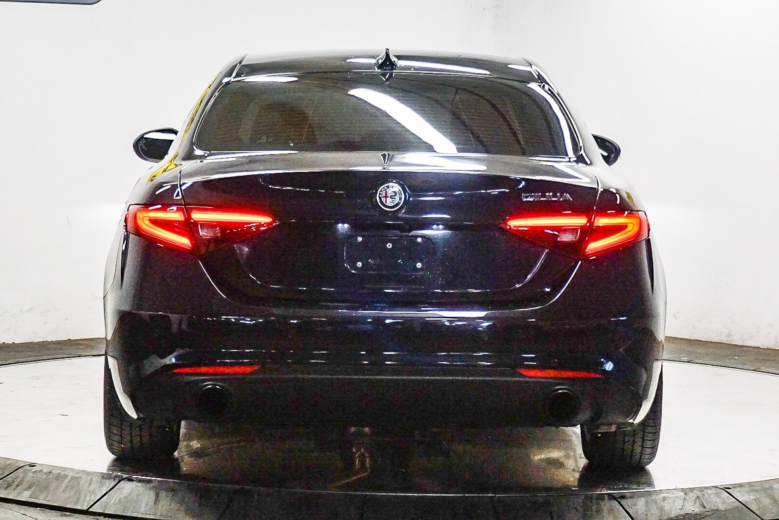 Thumbnail: 2022 Alfa Romeo Giulia - 3