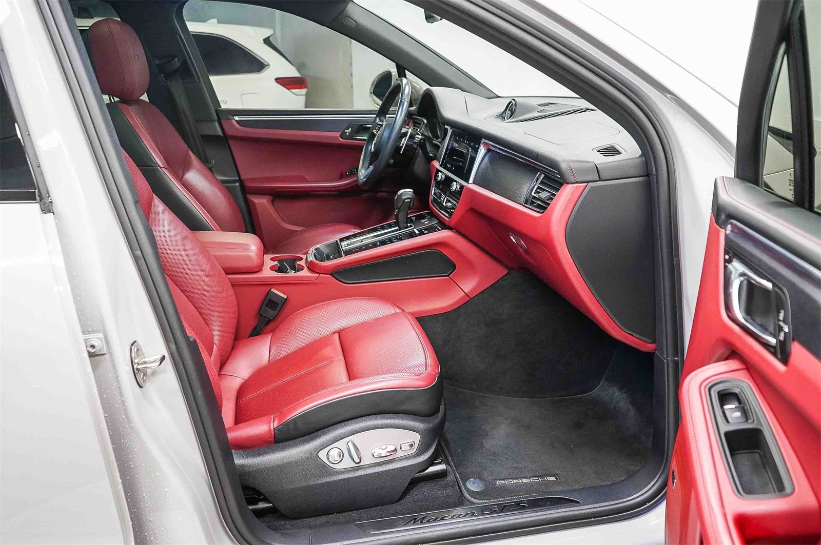 Thumbnail: 2023 Porsche Macan - 17