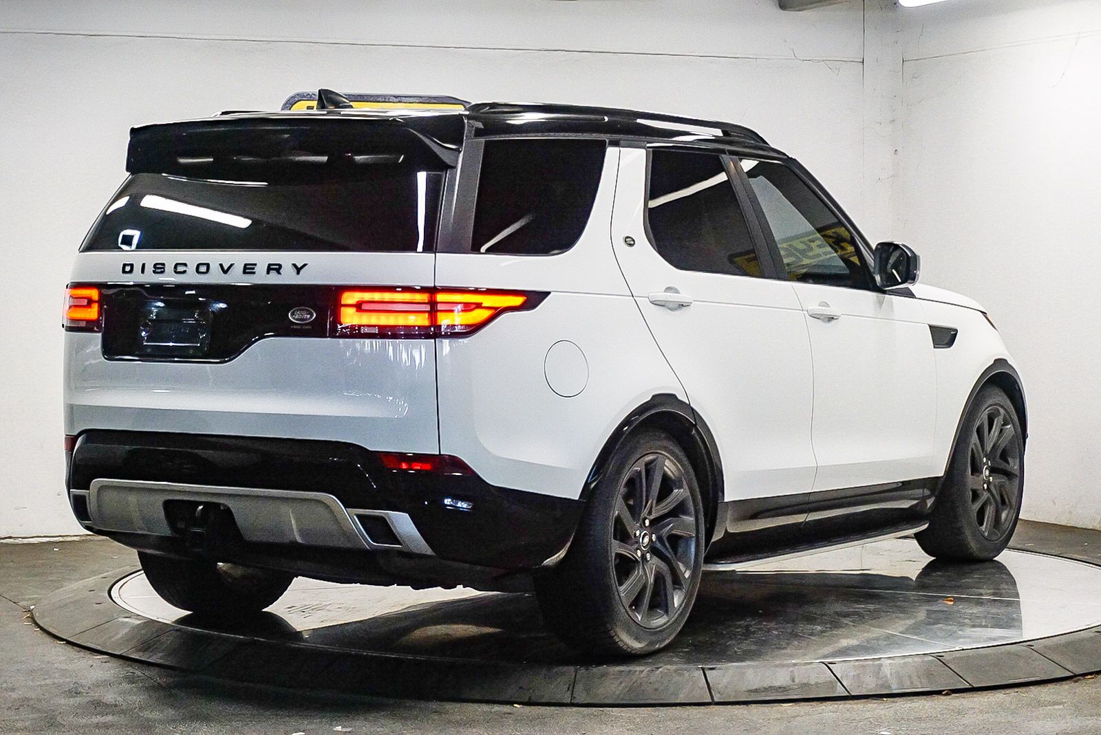 Thumbnail: 2019 Land Rover Discovery - 4