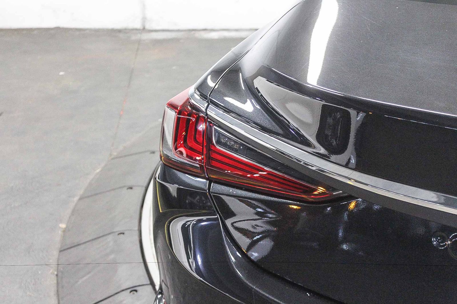 Thumbnail: 2025 Lexus ES - 9