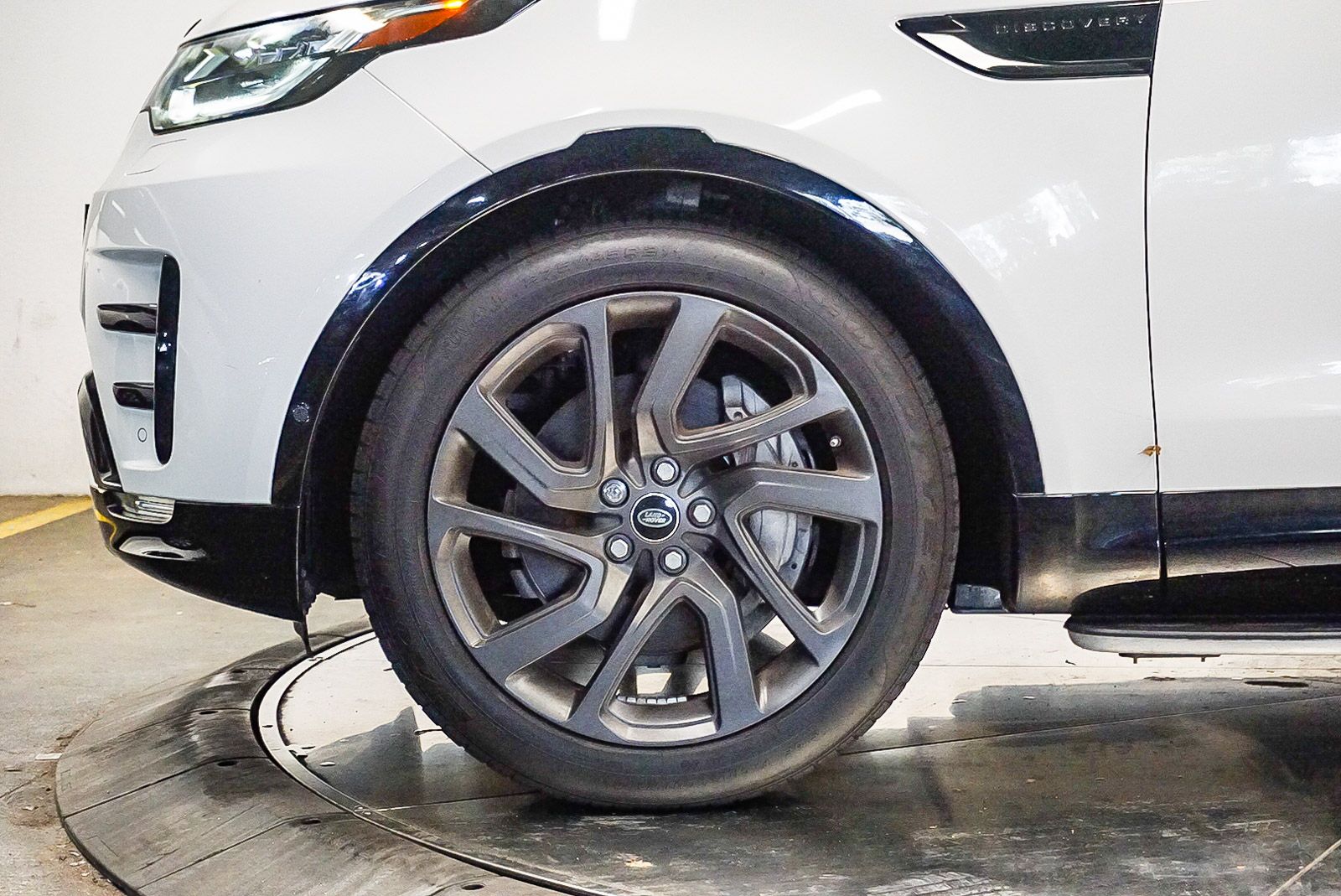 Thumbnail: 2019 Land Rover Discovery - 9