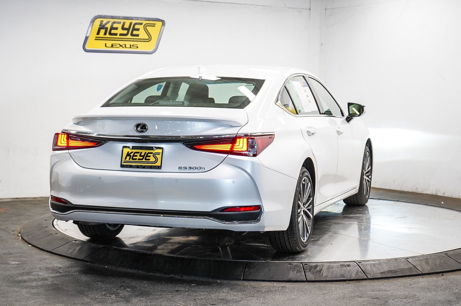 Thumbnail: 2025 Lexus ES - 4