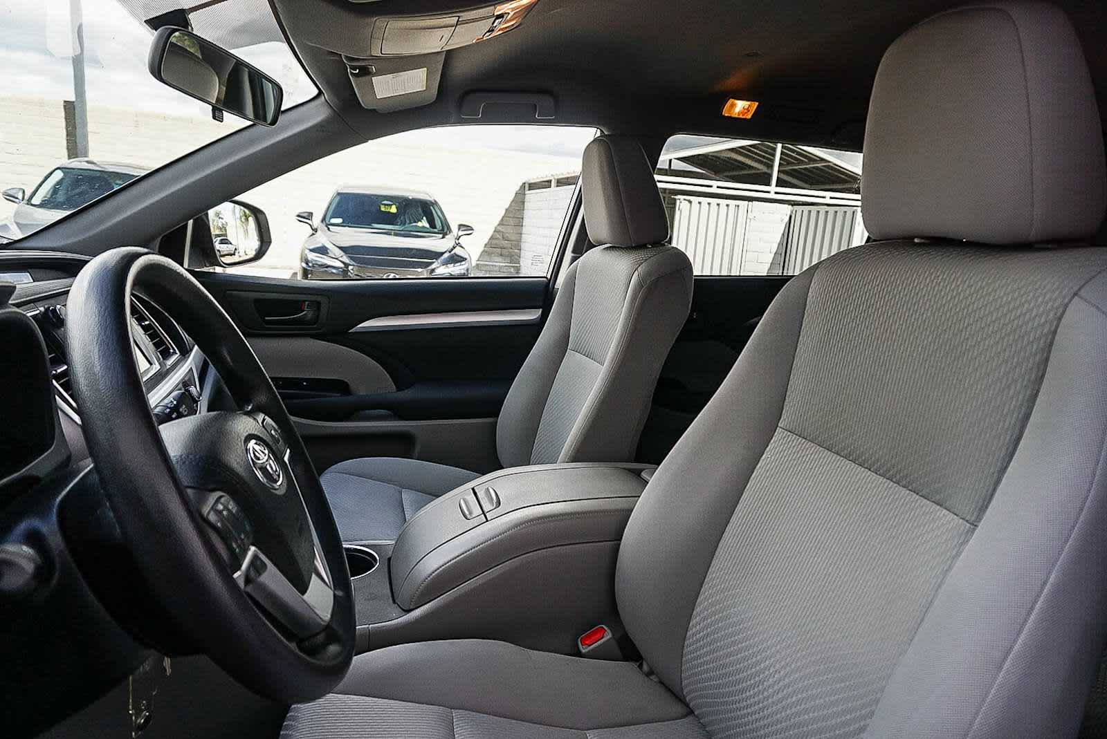 Thumbnail: 2016 Toyota Highlander - 17