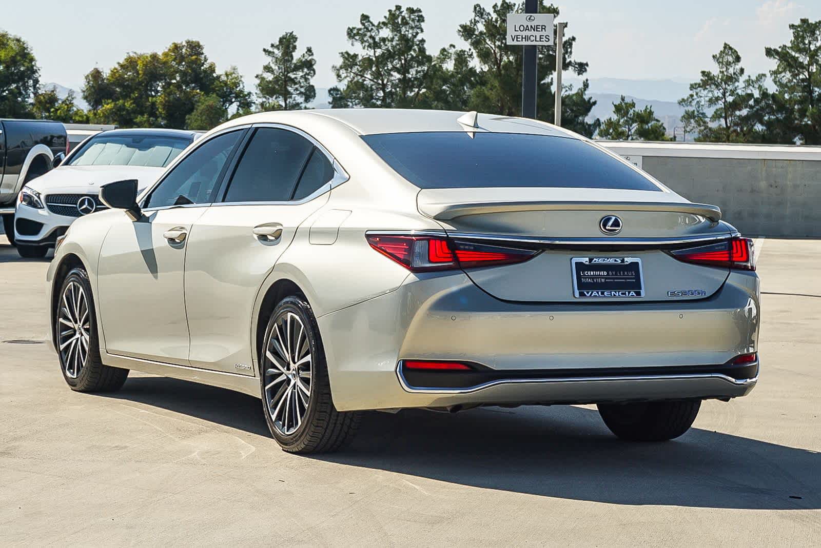 2022 Lexus ES 300h photo 3