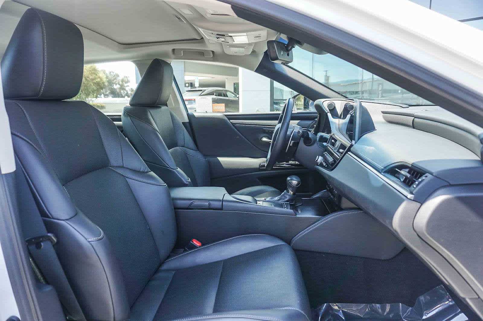 Thumbnail: 2022 Lexus ES - 17