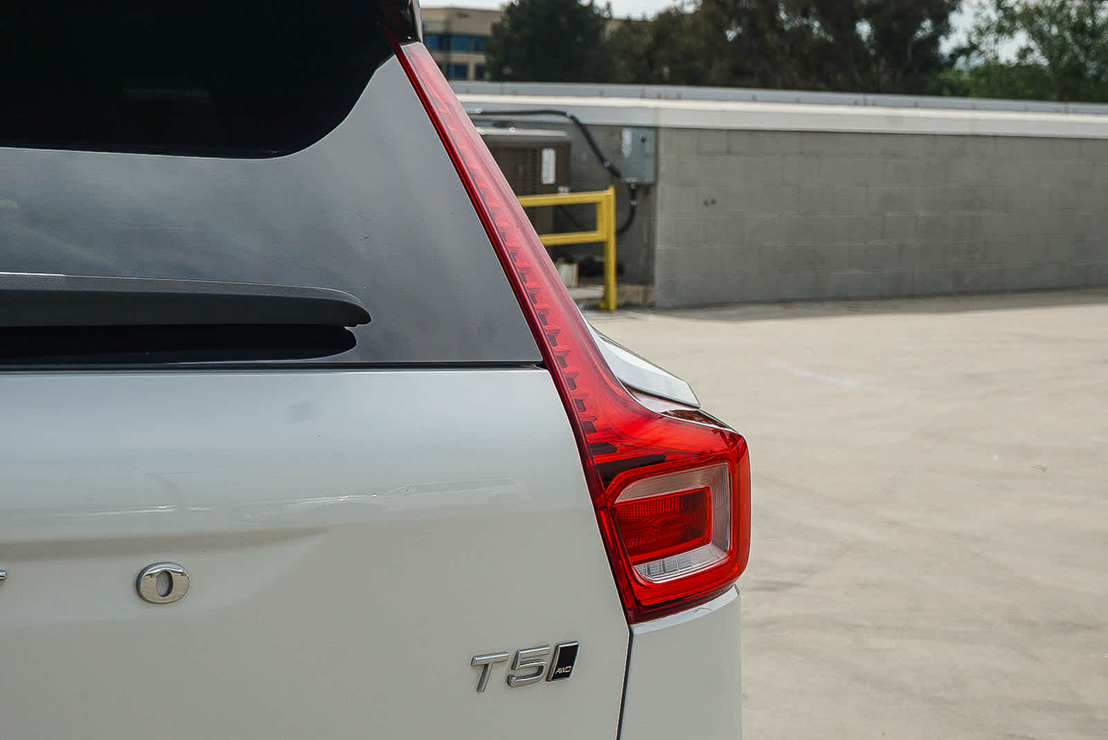 Thumbnail: 2022 Volvo XC40 - 12