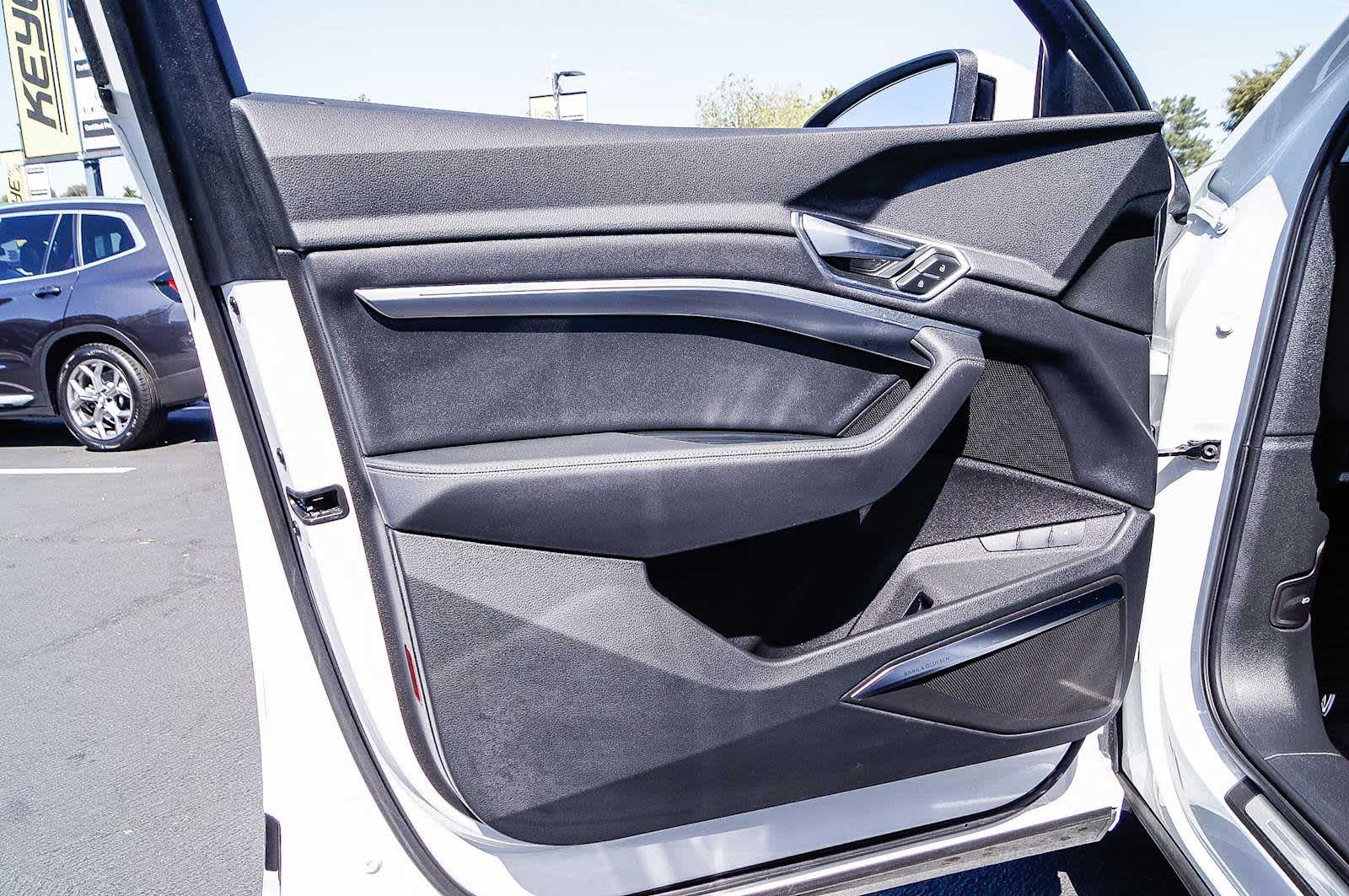Thumbnail: 2022 Audi e-tron - 22