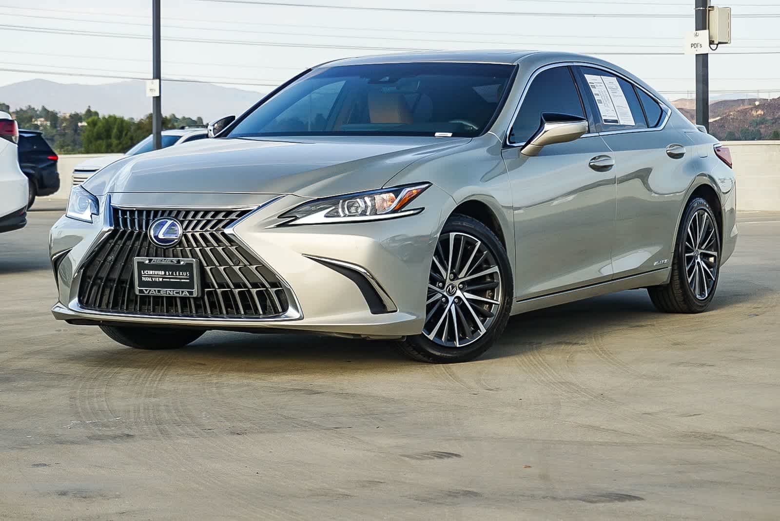 2022 Lexus ES 300h photo 2