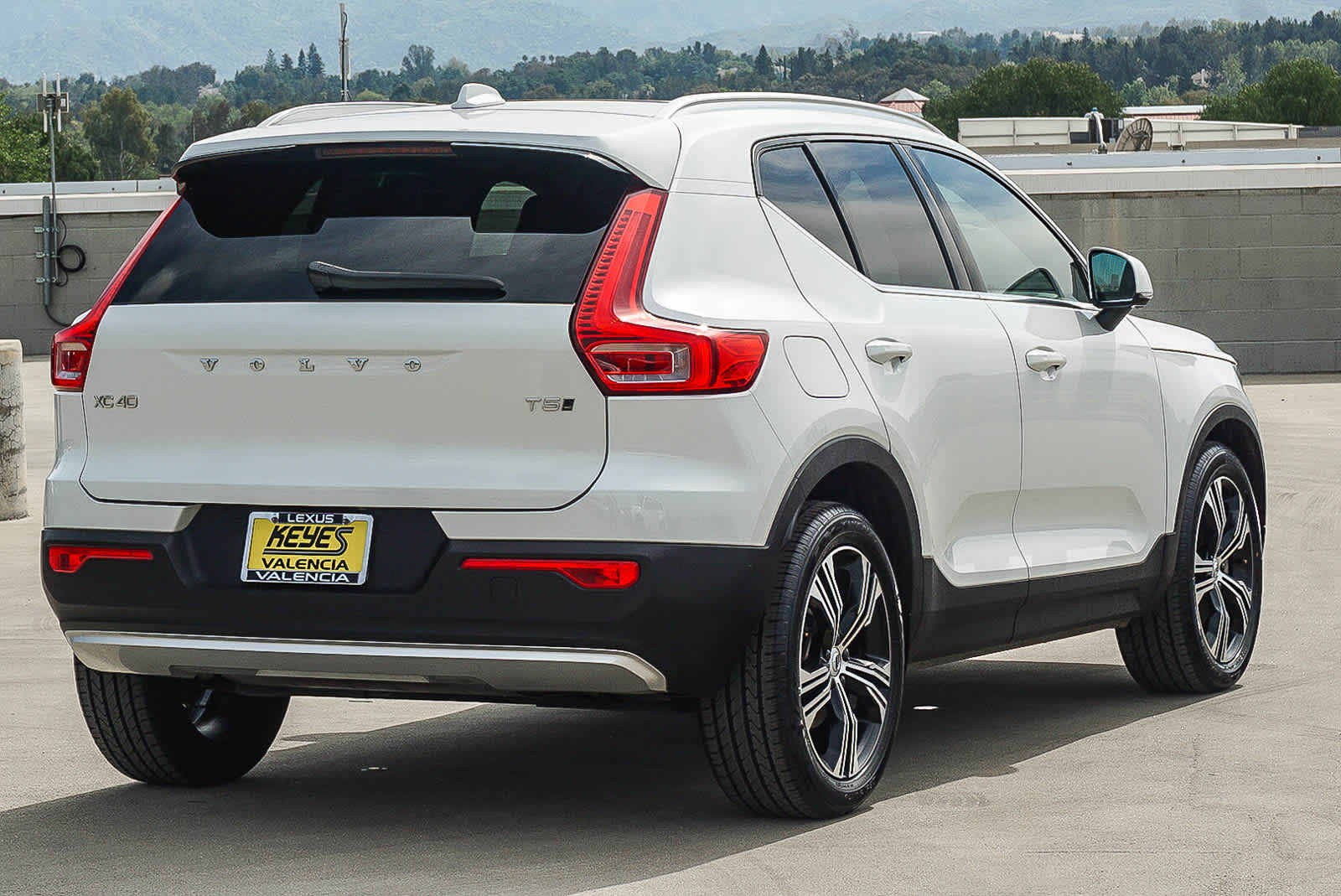 Thumbnail: 2022 Volvo XC40 - 2
