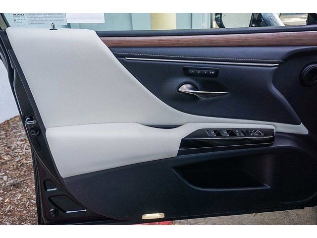 Thumbnail: 2025 Lexus ES - 22