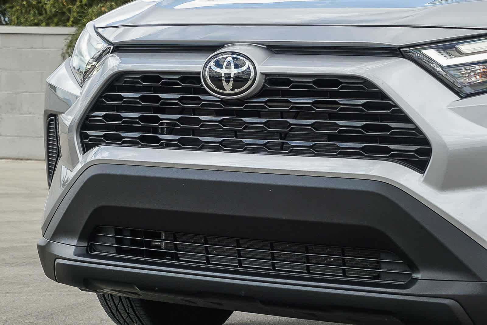 2025 Toyota RAV4 LE photo 3