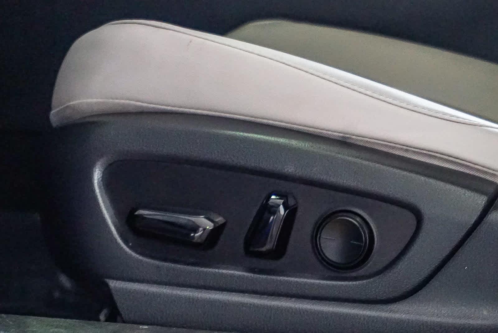 Thumbnail: 2023 Lexus UX - 18