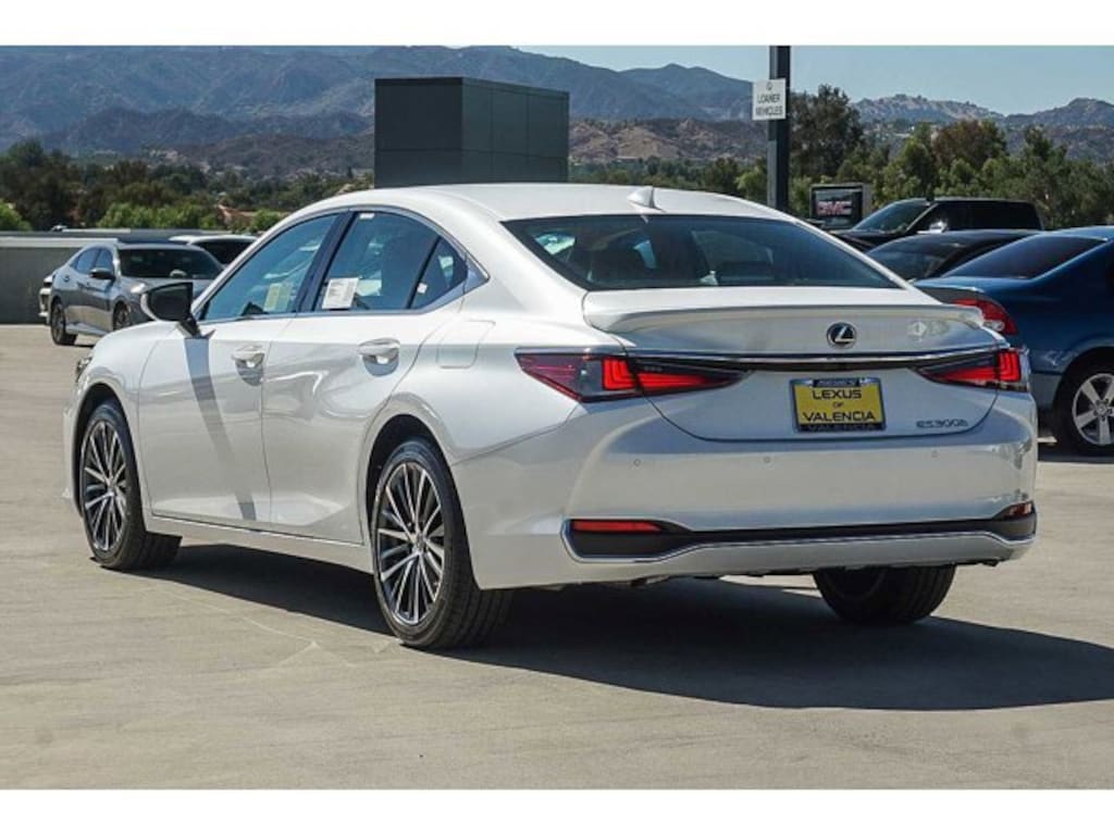 New 2025 Lexus ES HYBRID 300h 4-DOOR SEDAN