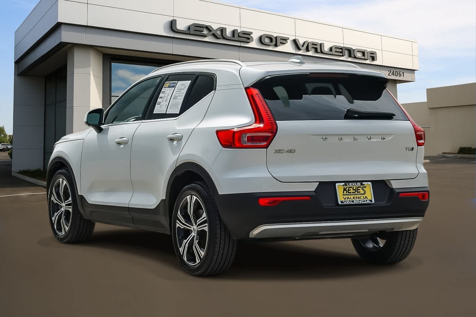 Thumbnail: 2022 Volvo XC40 - 4