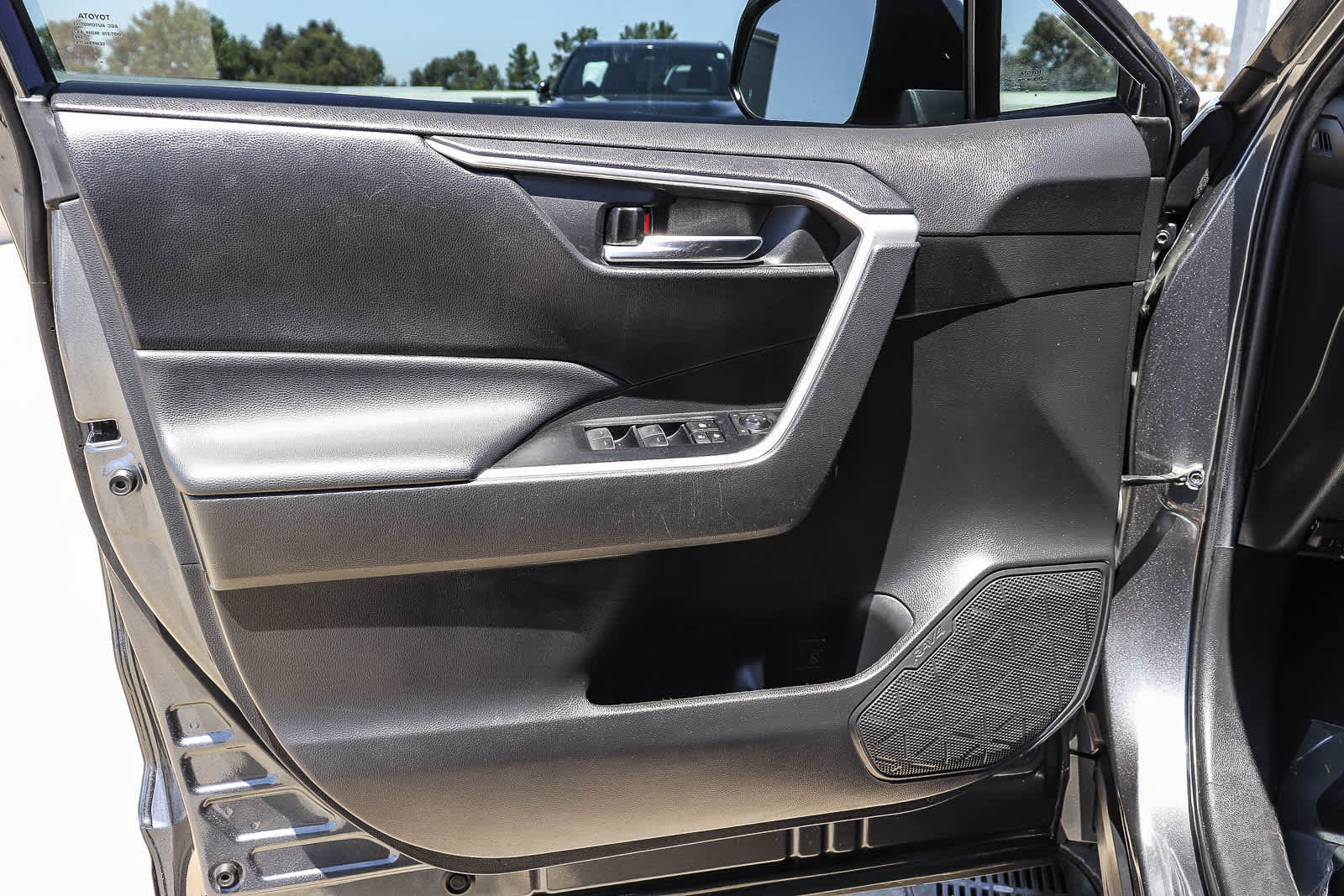 Thumbnail: 2022 Toyota RAV4 - 21