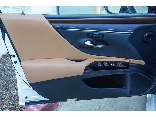 Thumbnail: 2025 Lexus ES - 23