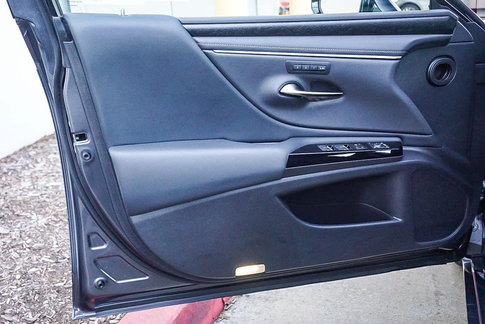 Thumbnail: 2025 Lexus ES - 23