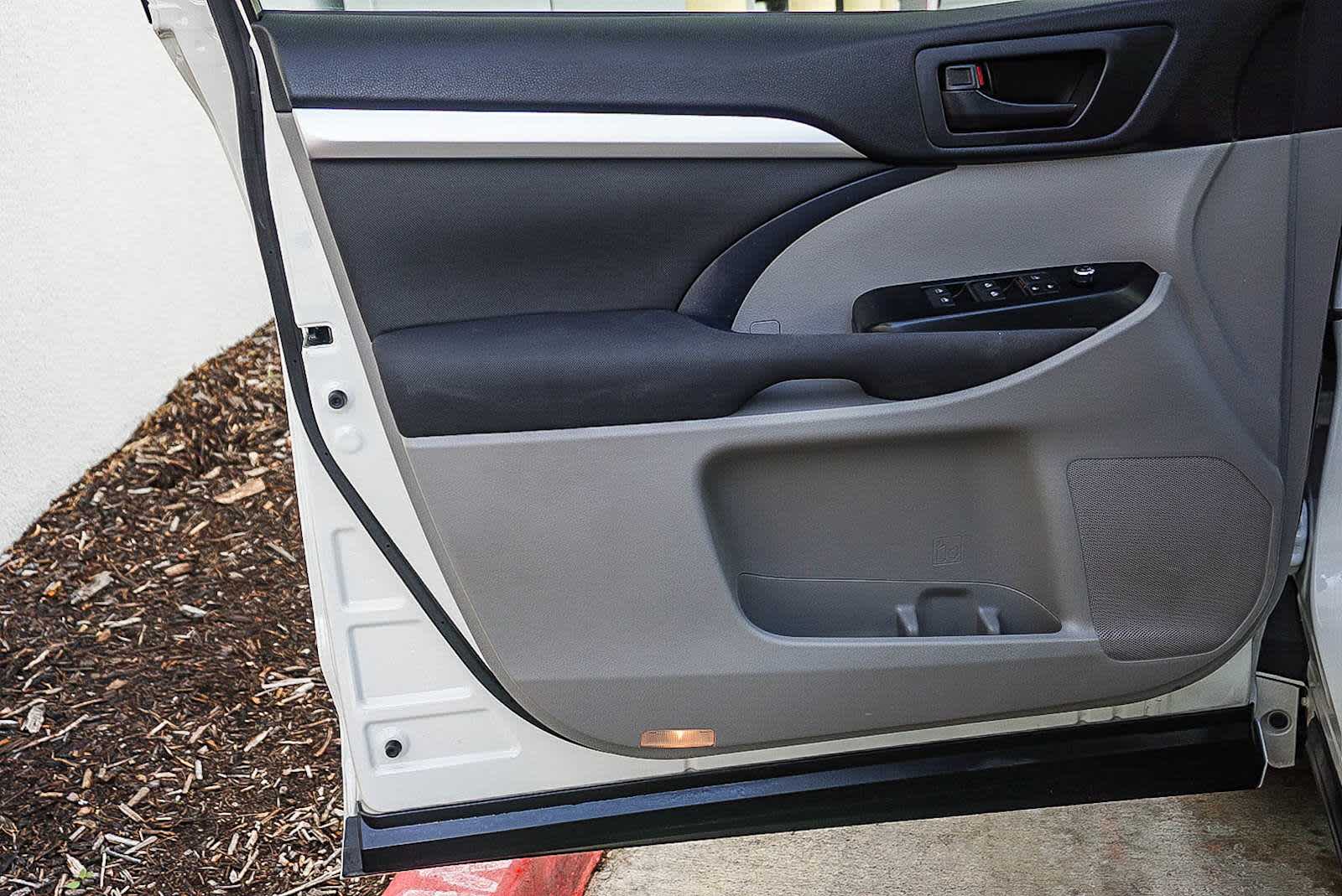 Thumbnail: 2016 Toyota Highlander - 20