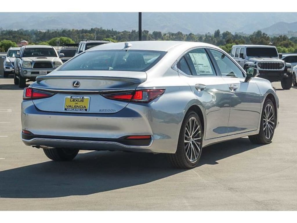 New 2025 Lexus ES HYBRID 300h 4-DOOR SEDAN