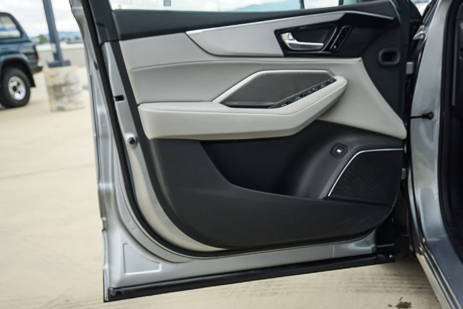 Thumbnail: 2023 Acura MDX - 23