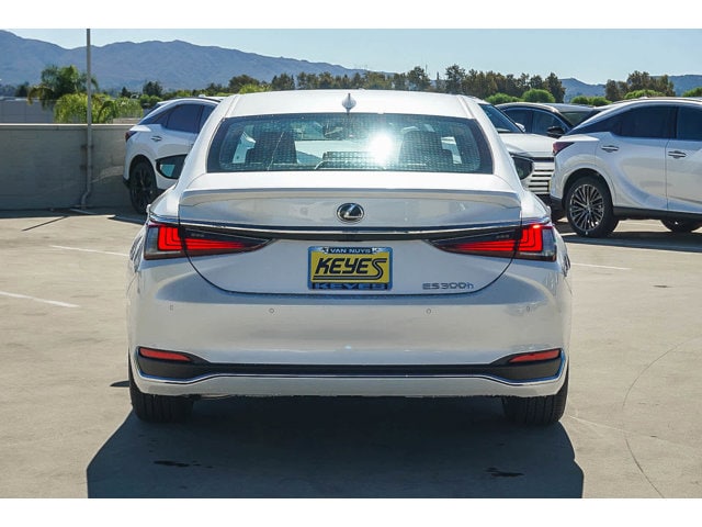 Thumbnail: 2025 Lexus ES - 3