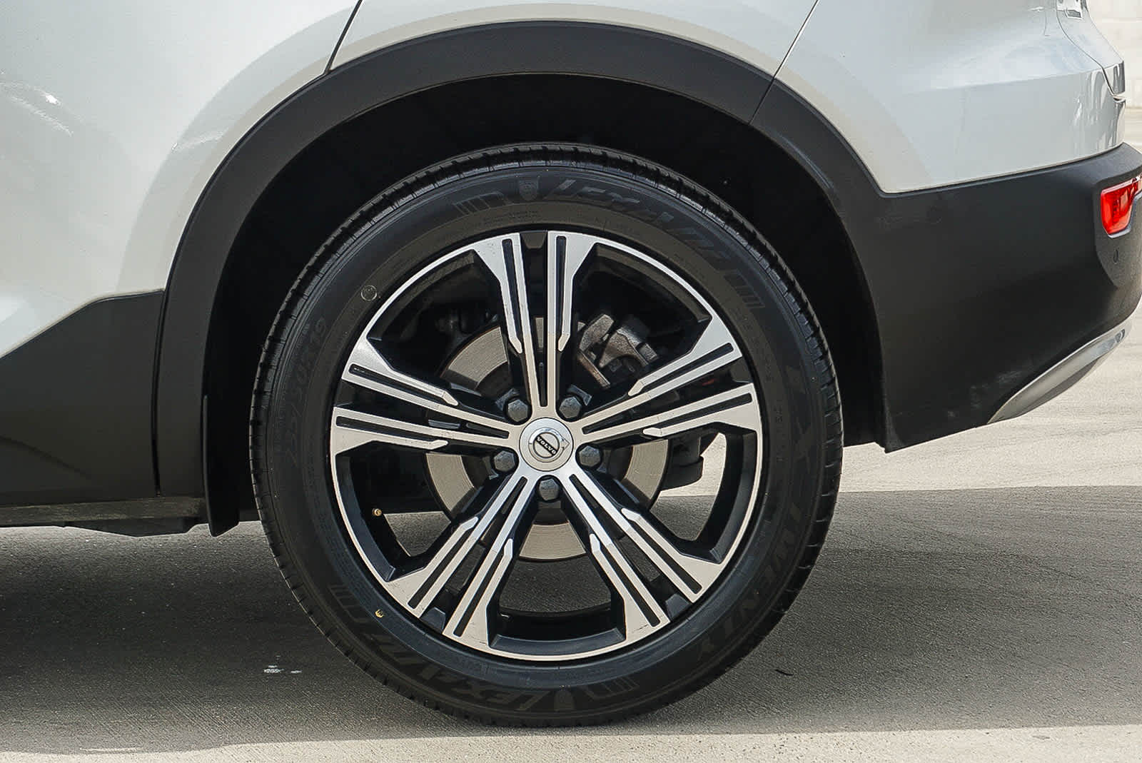 Thumbnail: 2022 Volvo XC40 - 10