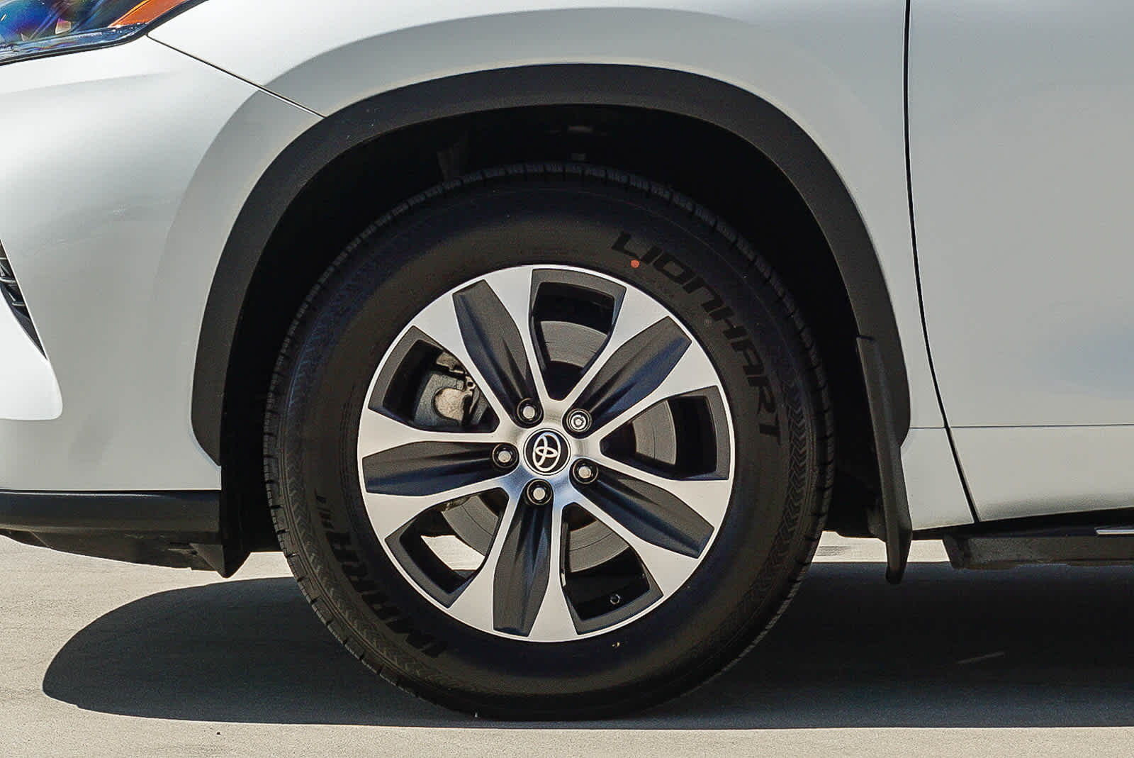 Thumbnail: 2023 Toyota Highlander - 8